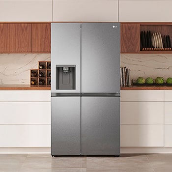 Réfrigérateur Américain LG GSJV51DSXE Argent Foncé avec distributeur d'eau et de glace, intégré élégamment dans une cuisine moderne aux armoires blanches et en bois.