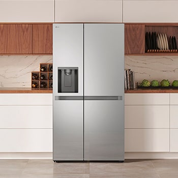 Réfrigérateur Américain LG GSLC40PYPE Argent Premium avec distributeur d'eau et de glace, intégré élégamment dans une cuisine moderne aux armoires blanches et en bois.