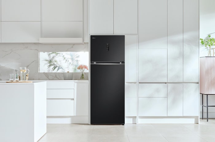 Réfrigérateur Top-Freezer LG GTBV44EPBKD Noir Acier, intégré élégamment dans une cuisine moderne, minimaliste et blanche, mettant en valeur son design épuré.