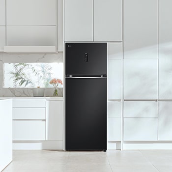 Réfrigérateur Top-Freezer LG GTBV44EPBKD Noir Acier, intégré élégamment dans une cuisine moderne, minimaliste et blanche, mettant en valeur son design épuré.