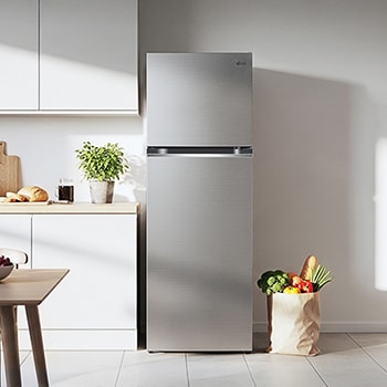 Réfrigérateur Top-Freezer LG GTB332PZGE Argent Premium, intégré avec élégance dans une cuisine moderne et minimaliste avec armoires blanches et accents de bois.