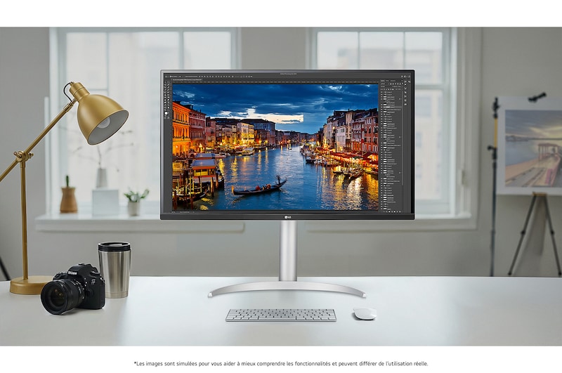 Moniteur LG 32UP83AK en finition argent/noir avec résolution 4K UHD, doté d'un affichage couleur précis, utilisé pour la retouche photo professionnelle dans un studio lumineux.
