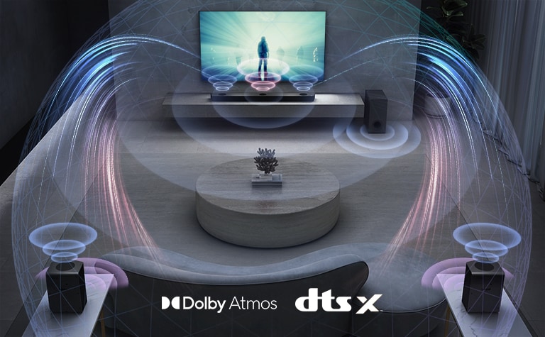 Dans le salon, le téléviseur LG est accroché au mur. Un film est diffusé sur l’écran du téléviseur. La barre de son LG se trouve juste en dessous du téléviseur sur une étagère grise avec un caisson de basses juste à côté. Un ensemble de 2 haut-parleurs arrière se trouve au fond du salon. Des graphismes représentant des effets sonores sortent de tous les haut-parleurs. Dolby Atmos et DTS:X logo affichés au milieu au bas de l’image.