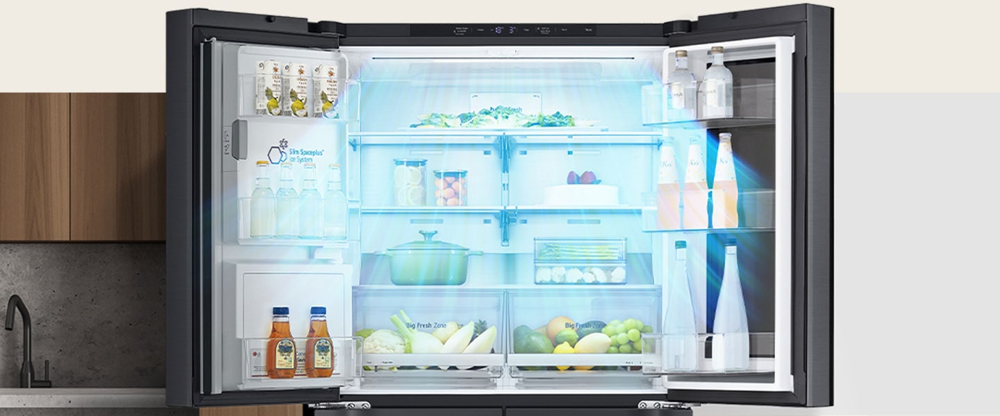 À l’intérieur du réfrigérateur rempli d’ingrédients, des flèches bleues, représentant le froid, sont affichées en-dessous, des deux côtés, et sur l’ensemble.