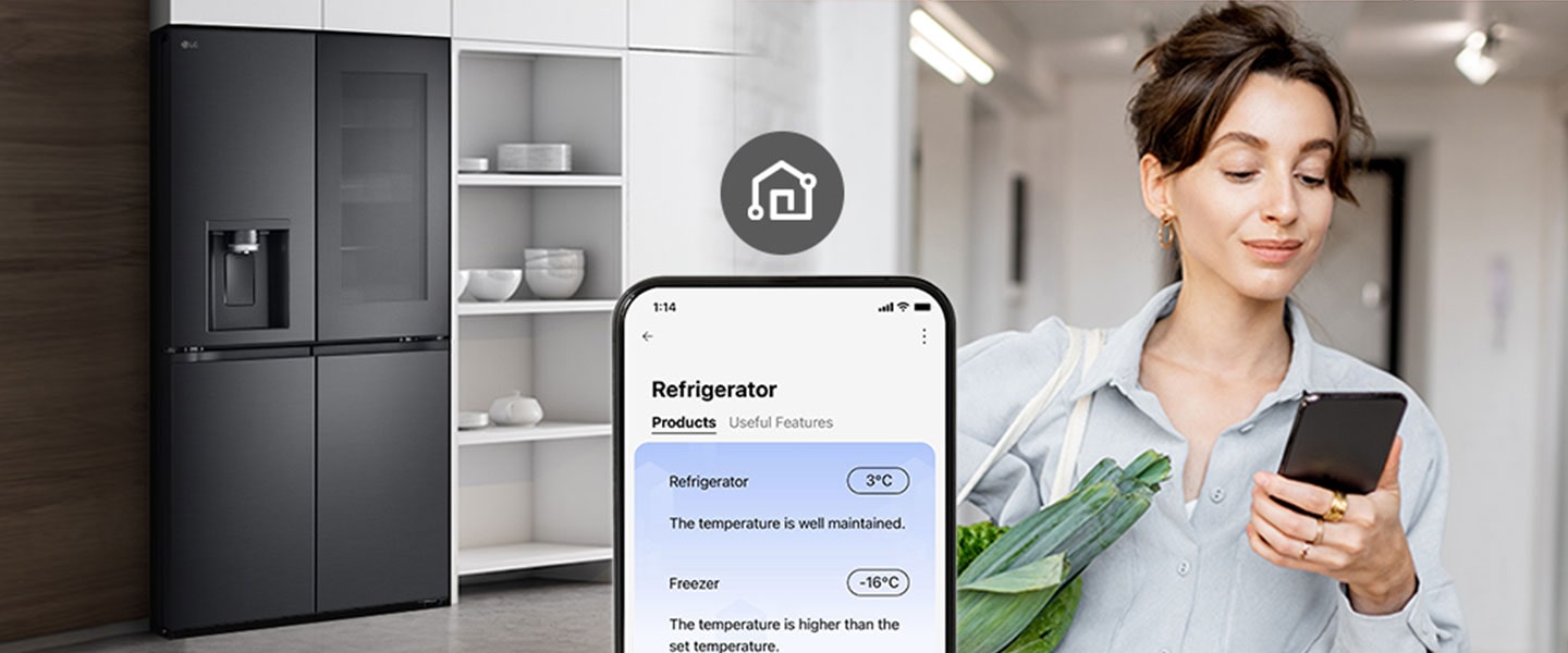 L’image à droite montre une femme avec un panier de courses qui regarde son téléphone. L’image à gauche montre la vue avant du réfrigérateur. Au centre des images, on voit une icône qui montre la connectivité entre le téléphone et le réfrigérateur.