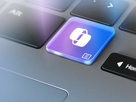 L’image affiche un gros plan d’un clavier, mettant en valeur une touche colorée avec l’icône Windows Copilot.