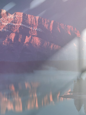 Cette image met en évidence la section « Panneau à glare ». Le paysage montagneux semble flou et délavé en raison des reflets et du glare. Les couleurs sont pâles et la visibilité est réduite, ce qui rend difficile de voir clairement les détails.