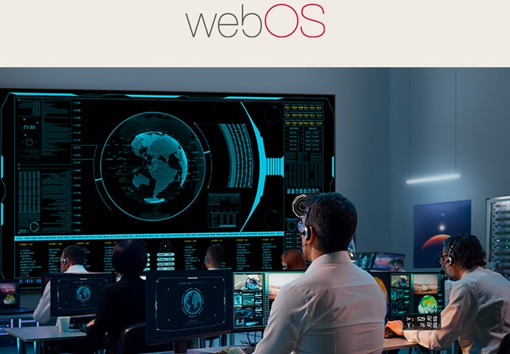 Cette image montre plusieurs personnes surveillant plusieurs écrans dans une salle de contrôle.