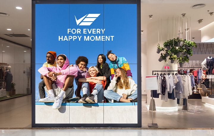 Cette image met en évidence un mur vidéo dans un magasin de détail, configuré en disposition 2x3 selon les préférences de l’utilisateur.