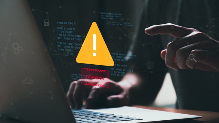 Cette image met en avant la capacité d’un administrateur à gérer le système via un ordinateur portable, avec détection des problèmes en temps réel.