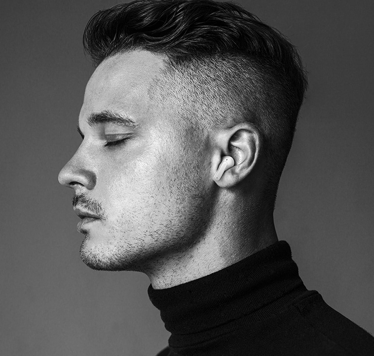 Une image d’un homme avec les yeux fermés portant un TONE Free à l’oreille et une image avec la phrase « Rafraîchissez votre forme » inscrite.