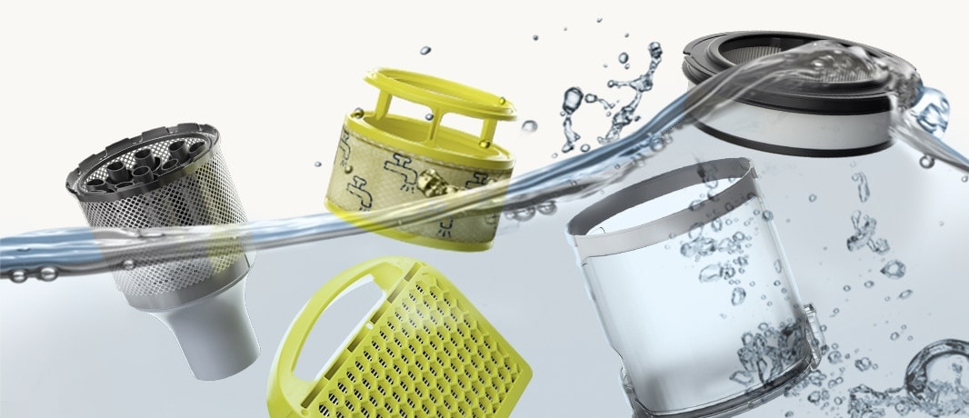 L'image montre divers composants de l'aspirateur, y compris les filtres et le bac à poussière immergés dans l'eau.