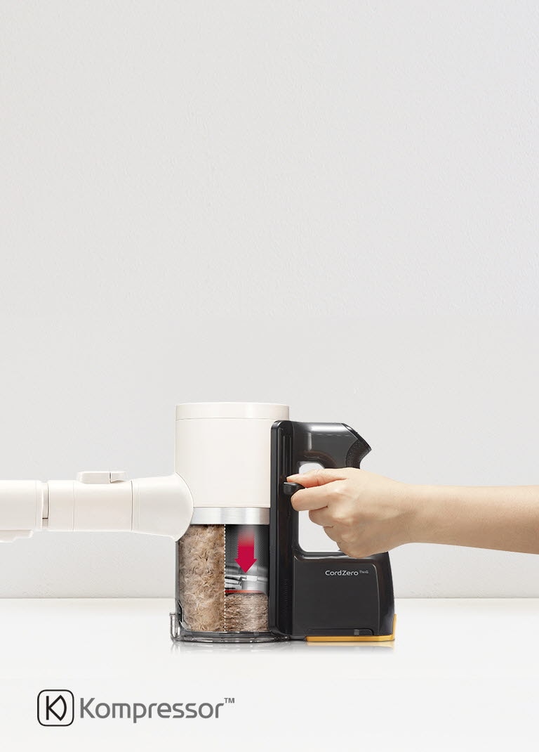 Vue de la compression de la poussière dans le bac de l’aspirateur.