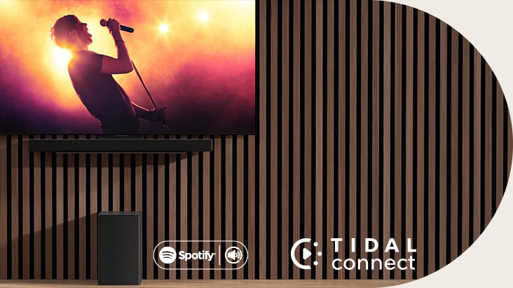 La LG OLED C est placée sur le mur, la LG Soundbar SC9S est placée en dessous sur un support exclusif. Le caisson de basses est placé en dessous. La TV montre une scène de concert.