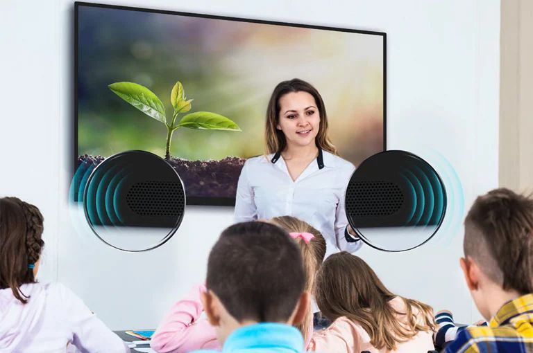 L’enseignant dispense un cours aux élèves en classe et les élèves écoutent le son provenant du TR3DJ.