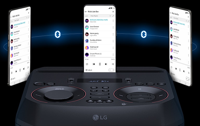 Un smartphone est posé sur l’enceinte LG XBOOM RNC9 et deux autres appareils similaires encadrent l’enceinte. Le logo Bluetooth est situé entre deux smartphones.