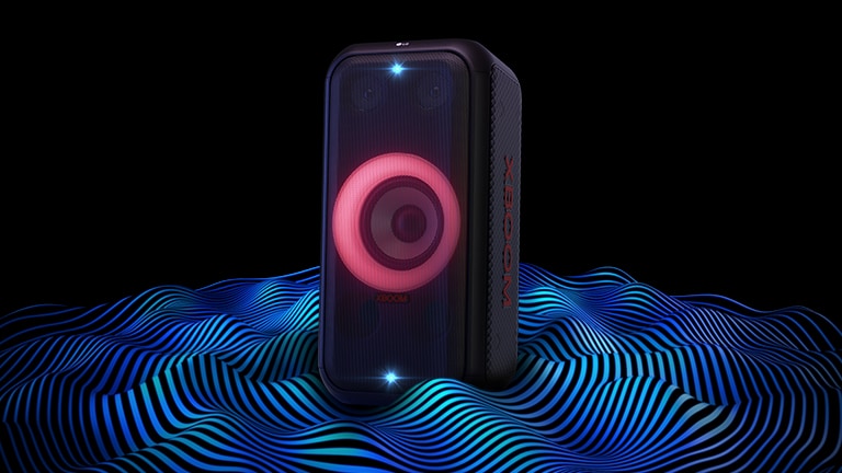 Le LG XBOOM XL5S est placé dans un espace infini. L’éclairage rouge du caisson de basses et les deux lumières stroboscopiques sont allumés. Un égaliseur de son est affiché sur le haut du haut-parleur. Des vagues sonores sortent du bas du haut-parleur pour insister sur la profondeur des basses.