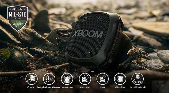 LG XBOOM Go XG2T debout sur un rocher pour montrer les normes militaires.