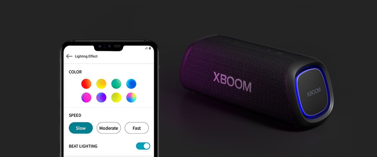 À gauche, l’interface utilisateur Mon style est affichée. La LG XBOOM Go XG5 émettant de la lumière violette est placée sur le sol