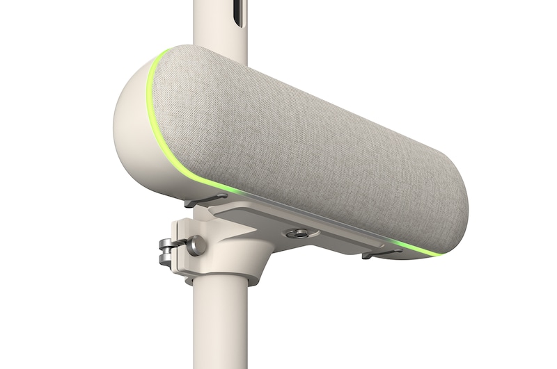 Gros plan de l'enceinte avec le côté gauche tourné vers l'avant, fixée à LG StanbyME. L'éclairage d'ambiance vert est allumé.