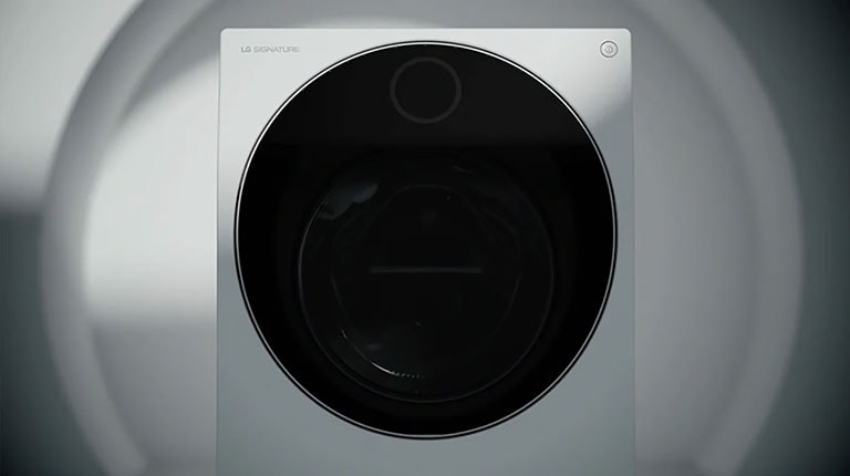 L’image montre la vue de face du lave-linge séchant LG Signature. Il y a un bouton de lecture sur l’image pour lire la vidéo.