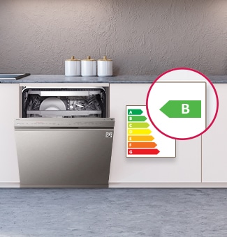 Un lave-vaisselle pose libre entrouvert et étiquette énergétique grade B.