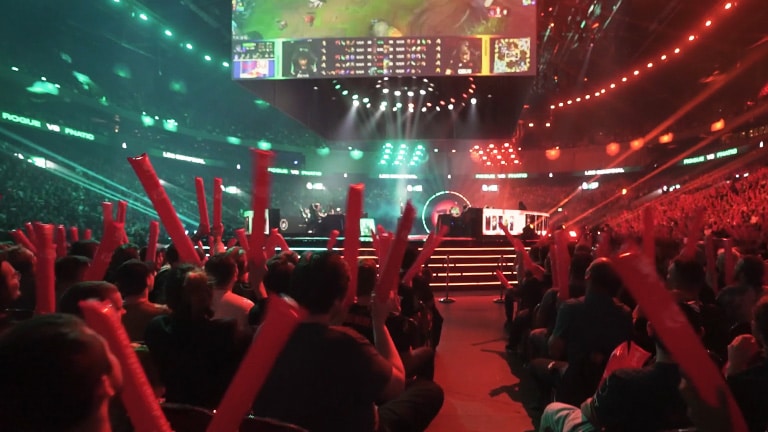 Partagez votre passion pour l'esport avec les moniteurs UltraGear™.