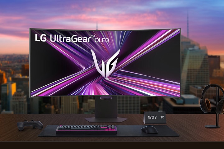 Moniteur LG UltraGear OLED installé sur un bureau de gamer dans une pièce moderne.