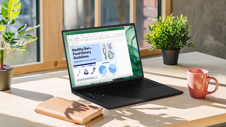 L'image montre que le LG gram est placé sur un bureau entouré de fenêtres en verre, mais qu'il n'y a pas de réflexion de la lumière sur l'écran.