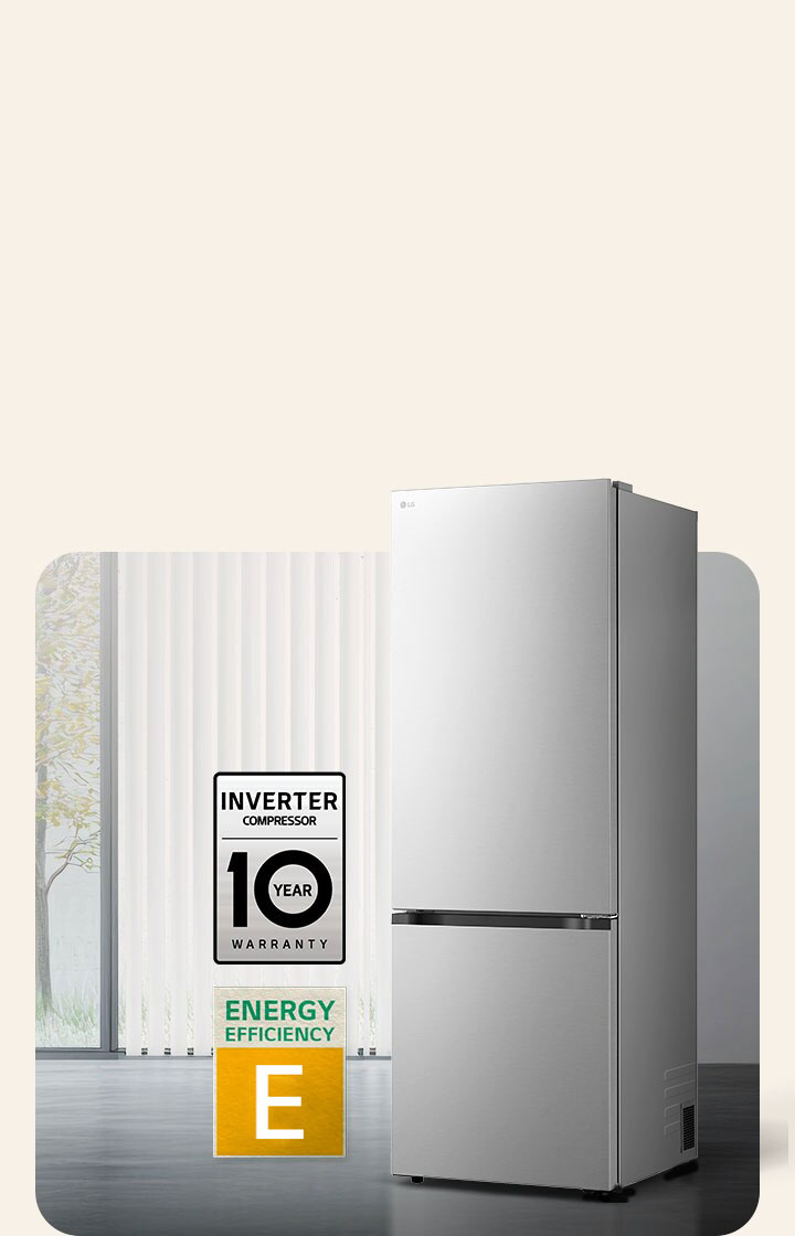 Le congélateur bas LG (gbbs726cpy) noir mat vu de face dans une pièce lumineuse avec stores verticaux, avec une garantie compresseur de 10 ans et des icônes d’efficacité énergétique A ci-dessous