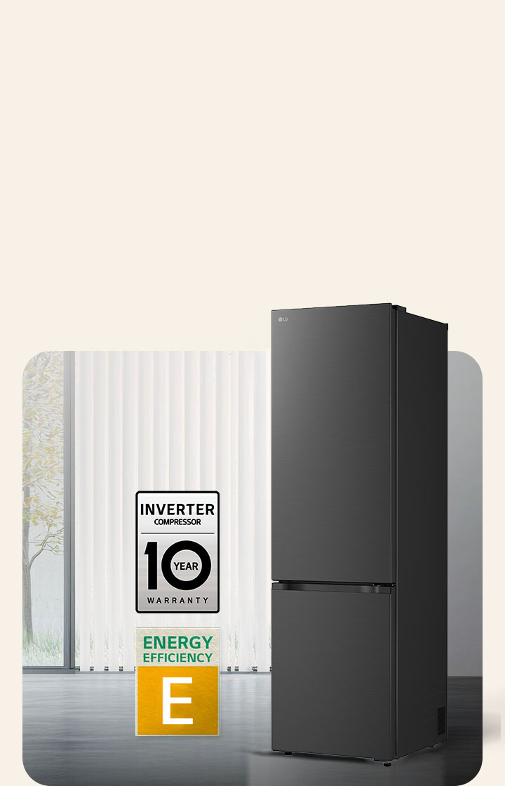 Le congélateur bas LG (gbbs726cpy) noir mat vu de face dans une pièce lumineuse avec stores verticaux, avec une garantie compresseur de 10 ans et des icônes d’efficacité énergétique A ci-dessous