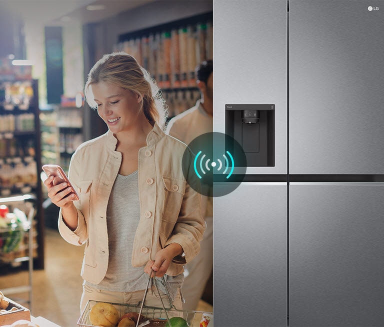 L’image de gauche montre une femme debout dans une épicerie en train de regarder son téléphone. L'image de droite montre la vue de face du réfrigérateur. Au centre des images se trouve une icône indiquant la connectivité entre le téléphone et le réfrigérateur.