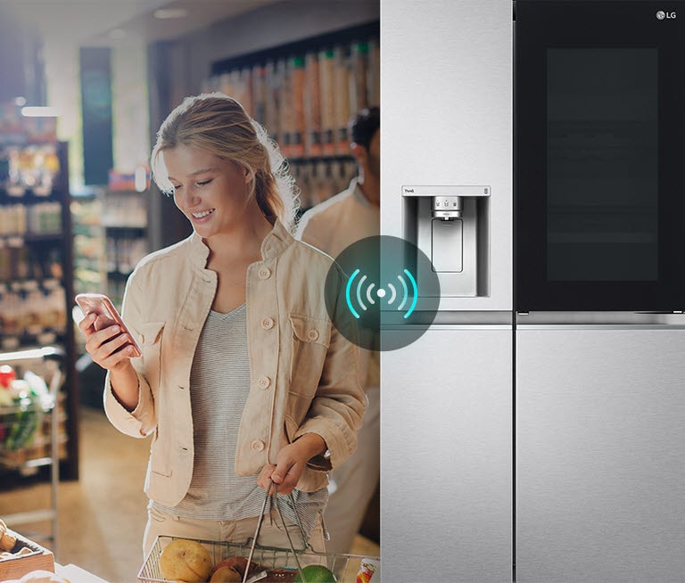 L’image de gauche montre une femme debout dans une épicerie en train de regarder son téléphone. L'image de droite montre la vue de face du réfrigérateur. Au centre des images se trouve une icône indiquant la connectivité entre le téléphone et le réfrigérateur.