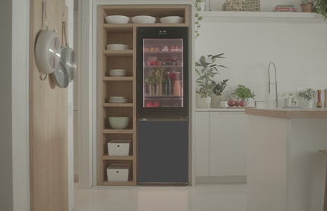 Image d’un réfrigérateur placé dans une cuisine de couleur jaune.