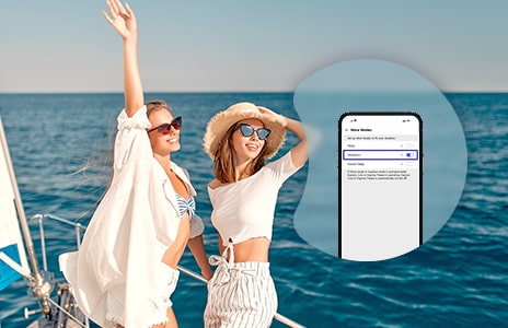 Image d’une appli de manipulation du réfrigérateur vue au-dessus d’images de deux femmes libres sur un yacht en mer.