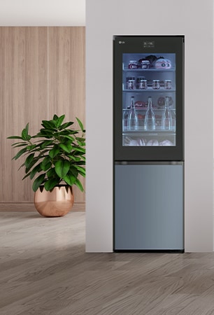 Une image d’un réfrigérateur bleu avec un intérieur blanc.
