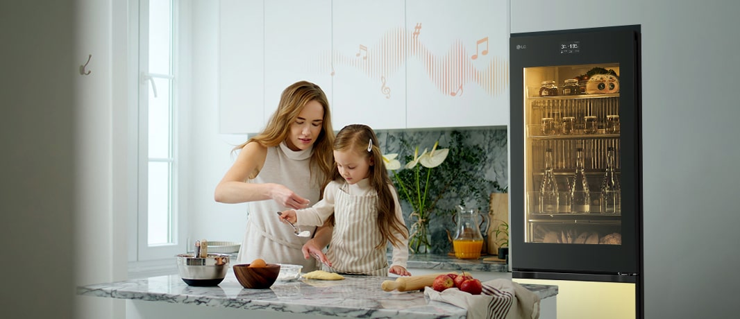 Image d’une mère et son enfant cuisinant en face d’un réfrigérateur avec de la musique.