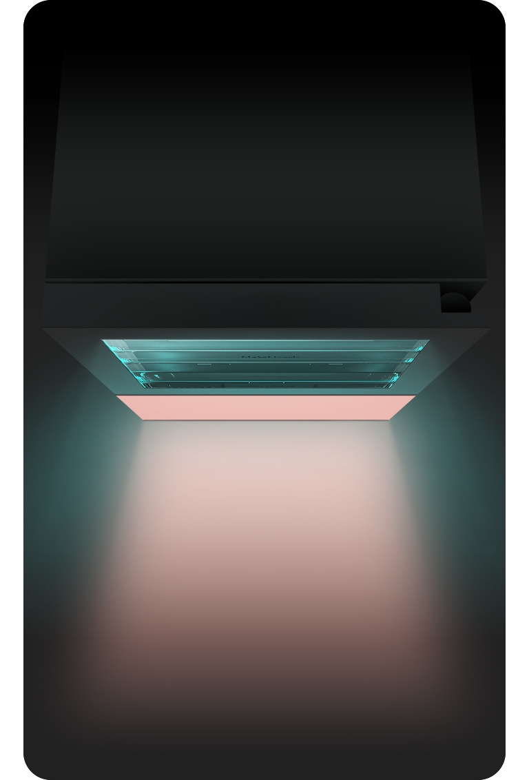 La lumière vient du réfrigérateur, sur un fond obscur avec l’image du haut du réfrigérateur.