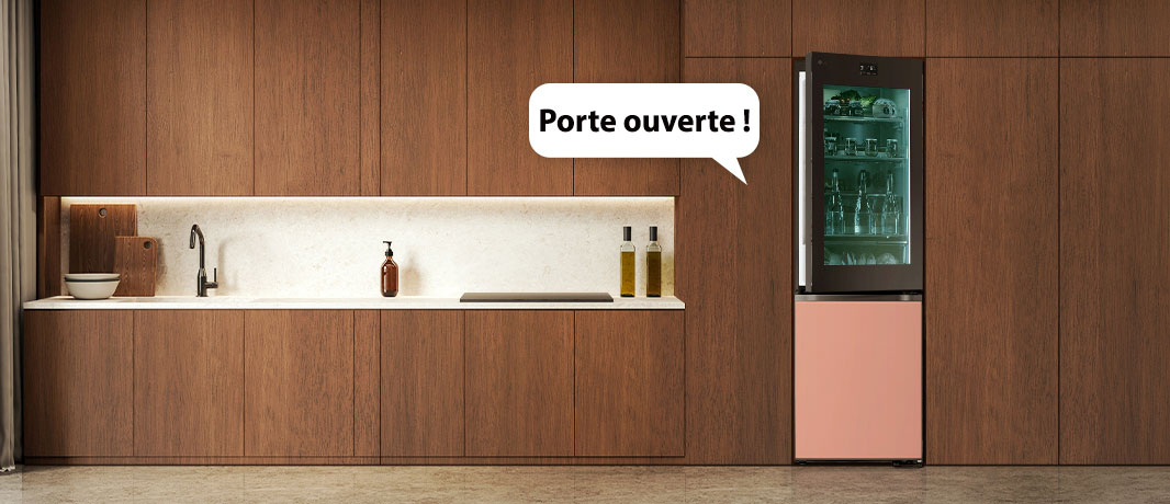 Une image d’un réfrigérateur avec une porte légèrement ouverte et une bulle de dialogue qui dit que la porte est ouverte.