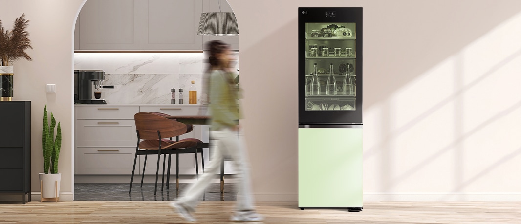 Une image d’une personne approchant le réfrigérateur et un réfrigérateur brillant.