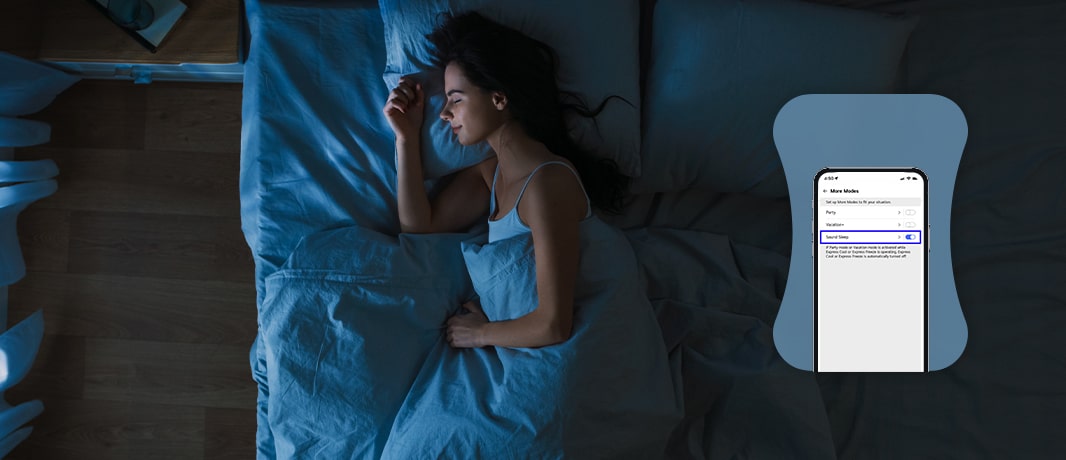 Image d’une femme dormant profondément la nuit, apparaissant au-dessus de l’image de l’appli de manipulation d’un réfrigérateur.
