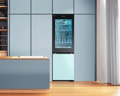 Une image d’un réfrigérateur placé dans une cuisine de couleur bleue.