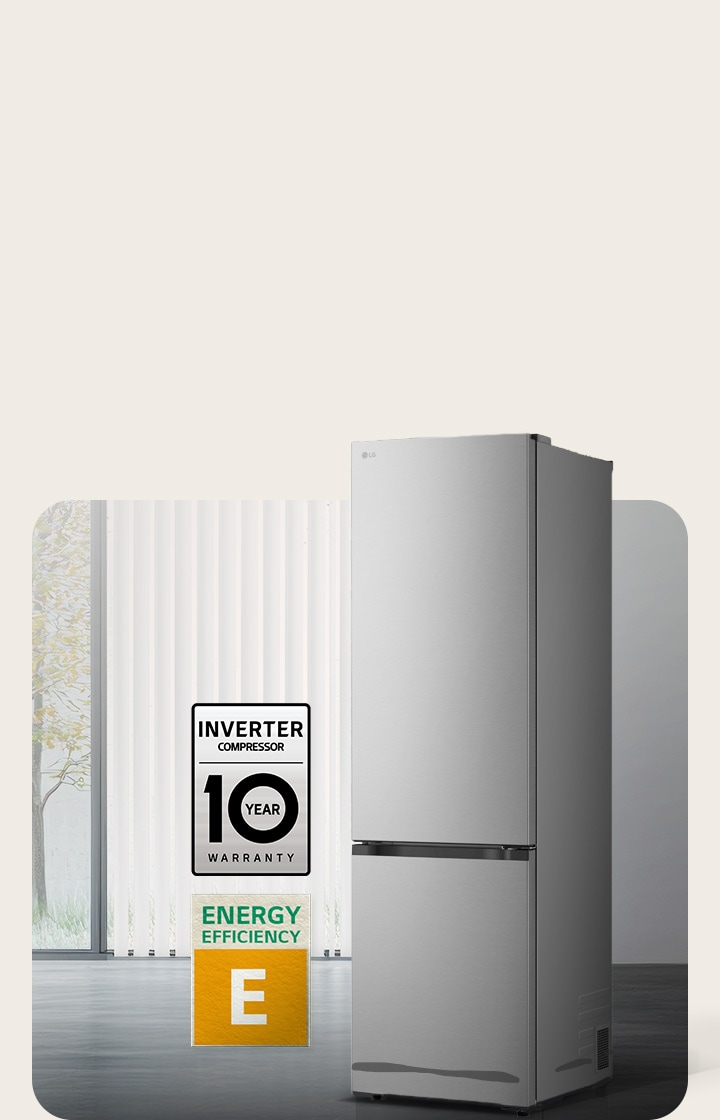 Le congélateur bas LG (gbbs726cpy) noir mat vu de face dans une pièce lumineuse avec stores verticaux, avec une garantie compresseur de 10 ans et des icônes d’efficacité énergétique A ci-dessous