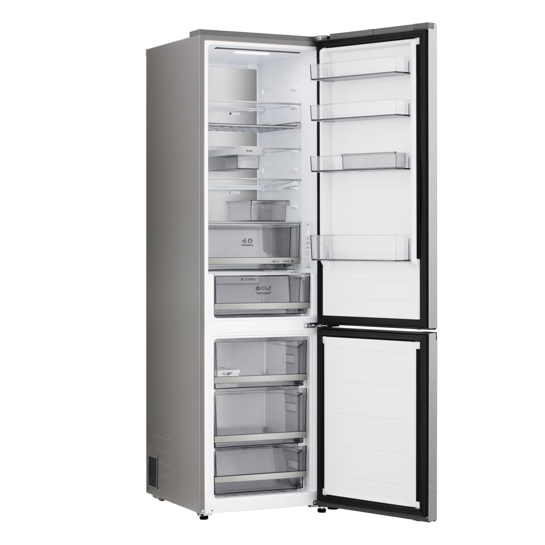 Réfrigérateur congélateur LG (gbbsj20dpy) intégré dans une armoire marron foncé avec fenêtre et canapé à gauche et évier à droite