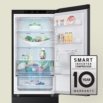 Réfrigérateur ouvert avec étagères remplies de légumes, fruits, et produits laitiers, garantie de 10 ans affichée.