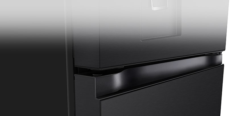 Gros plan sur une poignée de poche carrée au design épuré et minimaliste.