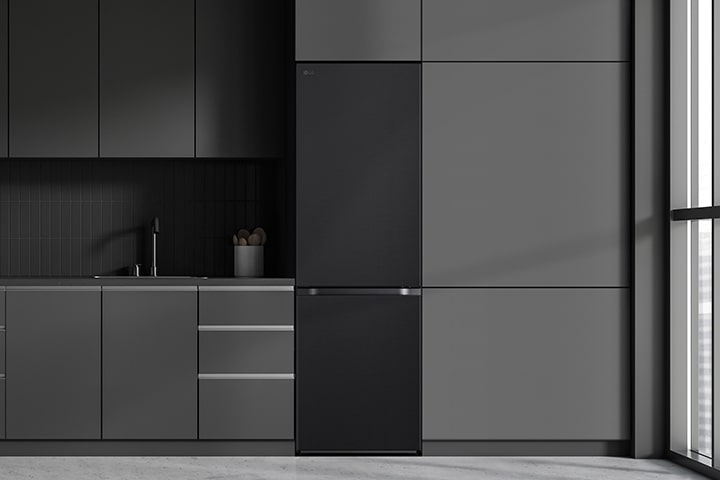 Cuisine moderne avec réfrigérateur LG noir intégré à gauche, fenêtres grandes à droite, style minimaliste.