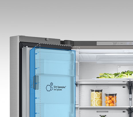 Dans le réfrigérateur, un appareil à glaçons intérieur au design fin est mis en valeur en bleu et le réfrigérateur est rempli d’ingrédients.