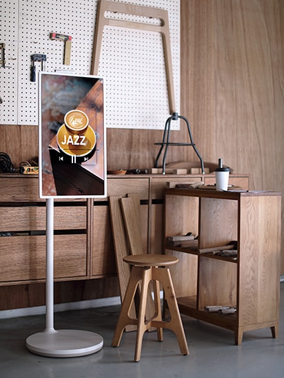 Le téléviseur StanbyME est placé au milieu d’un meuble atelier ; il affiche l’image de la pochette de l’album de musique Jazz.