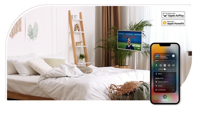 Un téléviseur est placé dans une chambre confortable et l’écran affiche une émission de télévision – TED LASSO. Sur la même image, un appareil mobile affiche l’interface utilisateur AirPlay sur son écran. Le logo Apple AirPlay et le logo Apple HomeKit sont placés dans le coin supérieur droit de l’image.